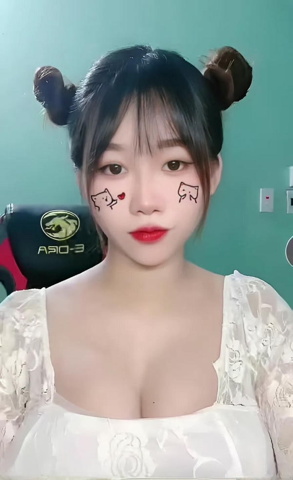 Ảnh tiktoker phạm thu huệ pikachu sexy, cute 7