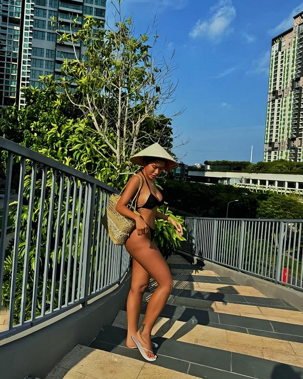 Tiktoker Vy Phạm mặc bikini 3